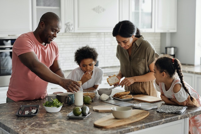 smiling%20family%20in%20kitchen%20%281%29